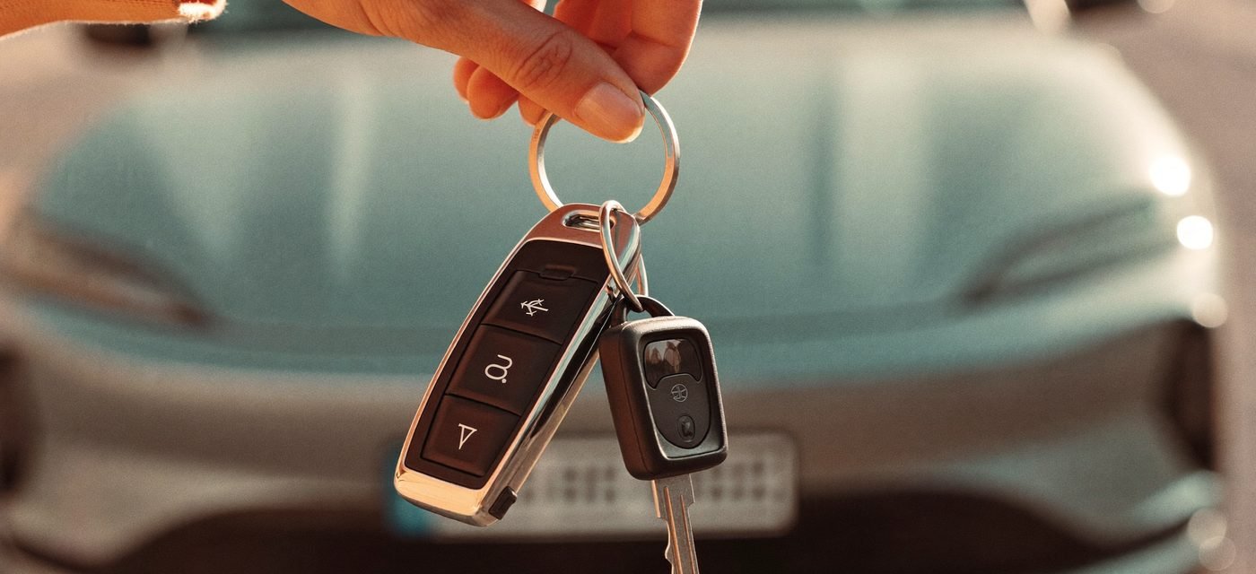 Mano entregando las llaves de un carro nuevo